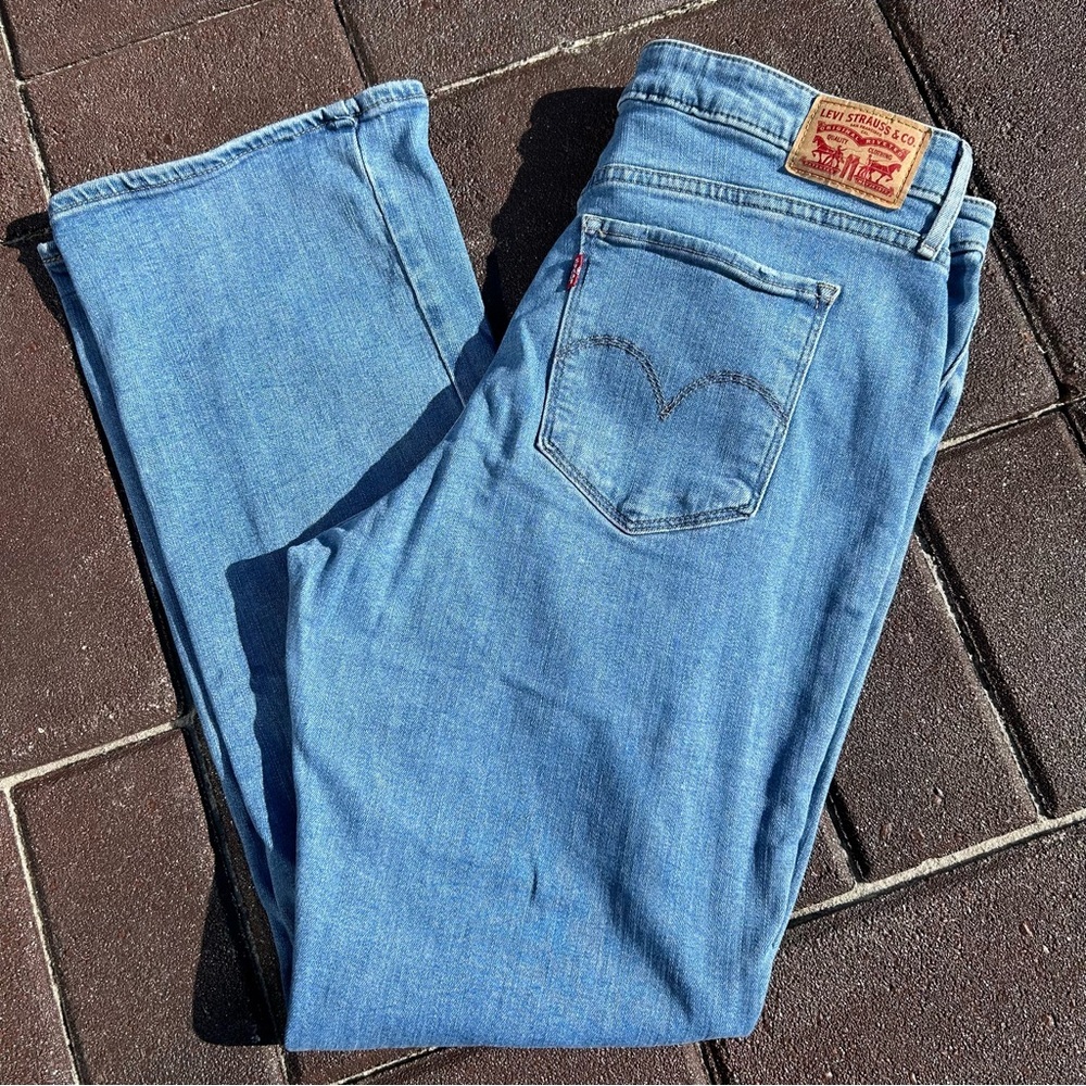 Levi's High Rise Boot Cut Jeans with Signature Patch - Picture 2 of 9